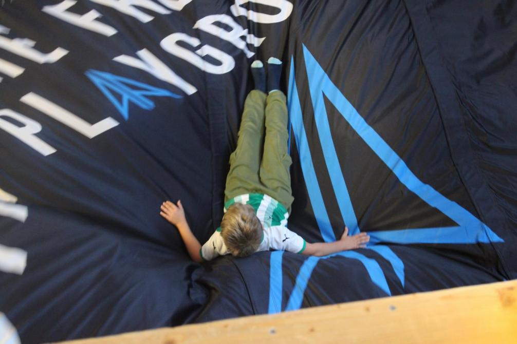 Kind liegt auf einer Hüpfmatte 