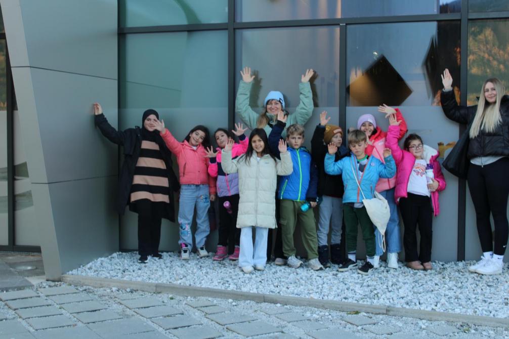 Gruppenfoto vor dem Freizeitpark mehrere Kinder und zwei Betreuerinnen