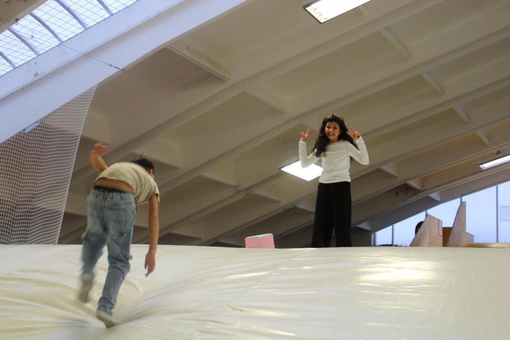 zwei Kinder beim Hüpfen