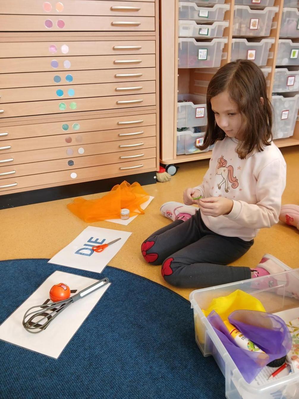 ein Mädchen spielt ein der die das Spiel 