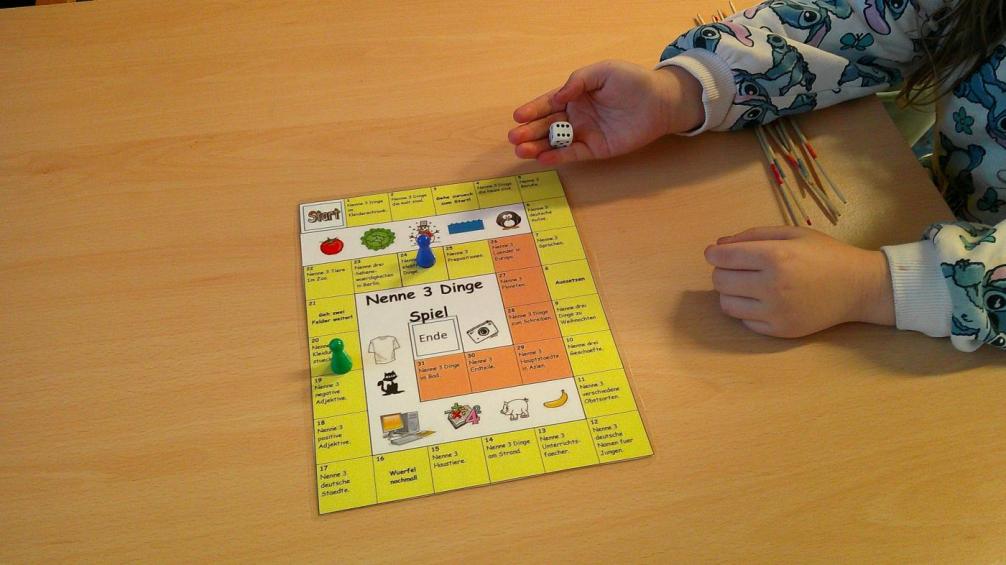 Kindeshände beim Spielen 