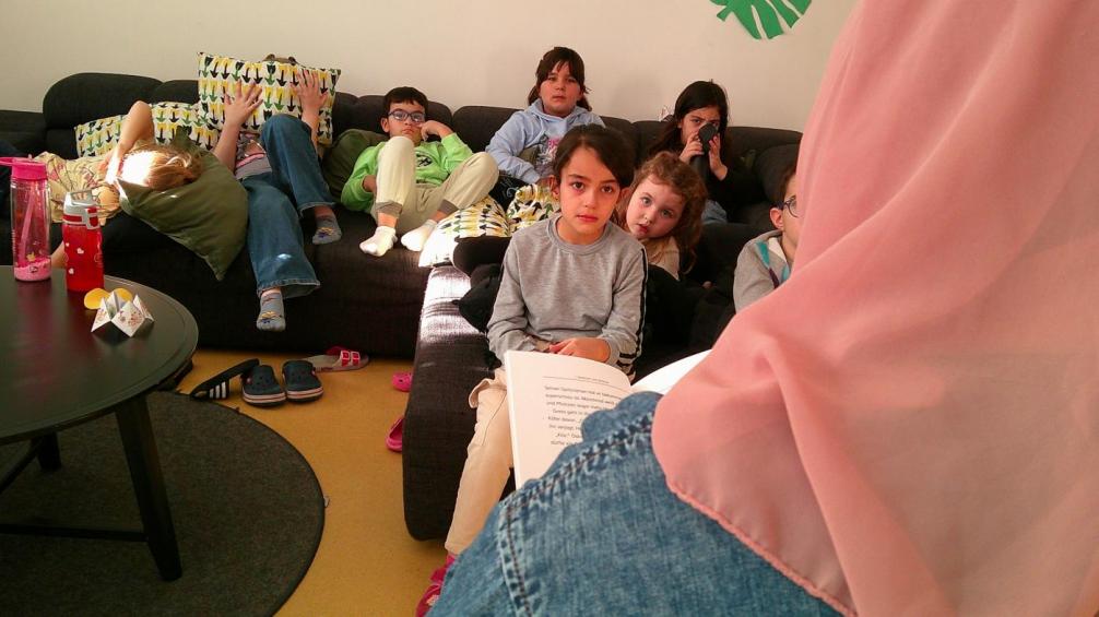 Kinder hören zu beim Vorlesen