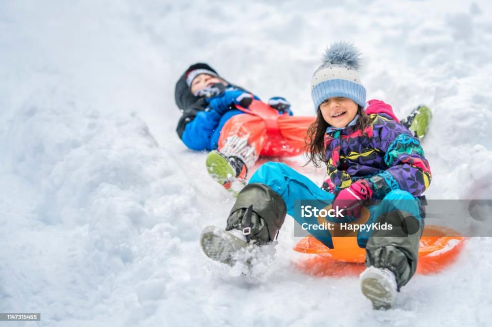 Kinder mit Rutschplattel