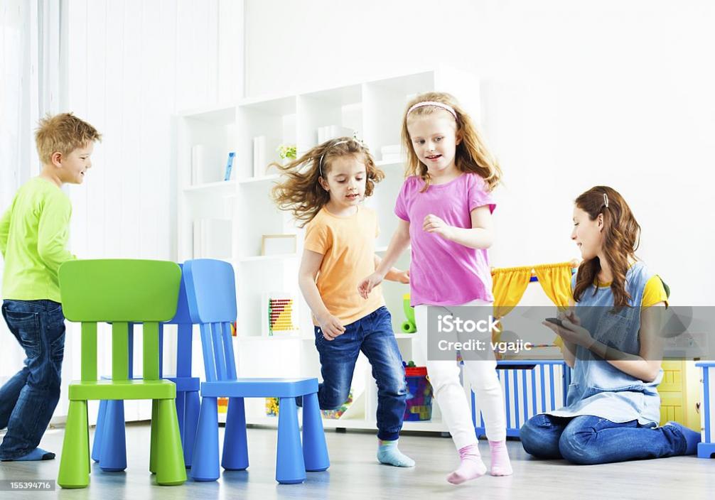 Kinder beim Sesseltanz spielen