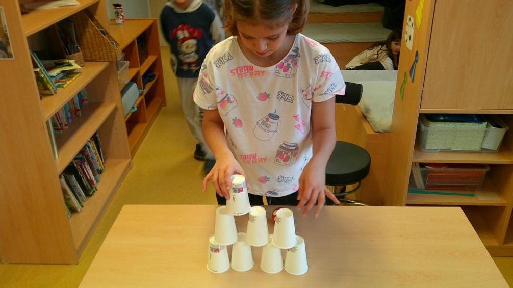 Laura beim Becher stapeln