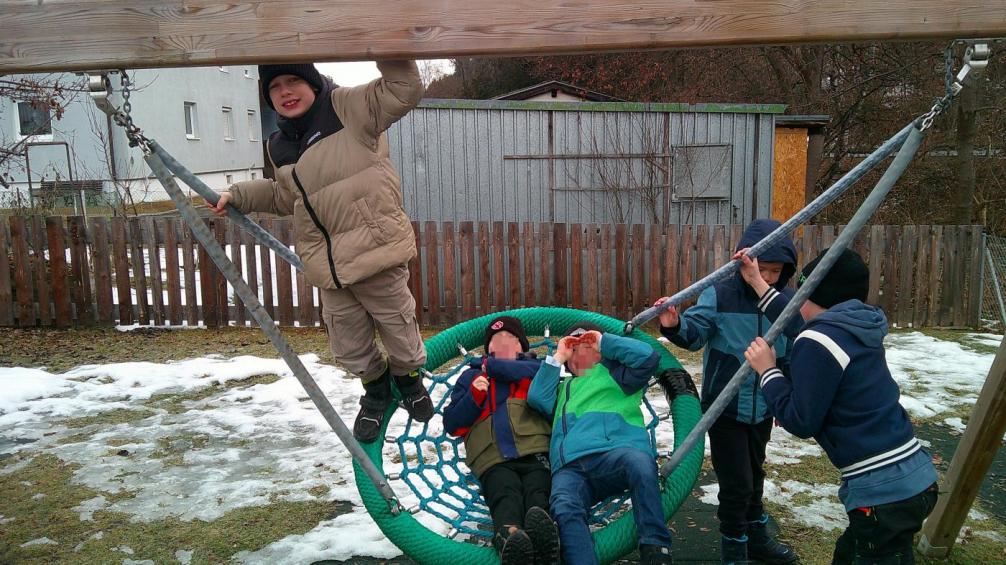 Kinder beim schaukeln