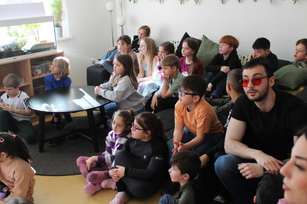 kinder warten auf die Neuwahlen 