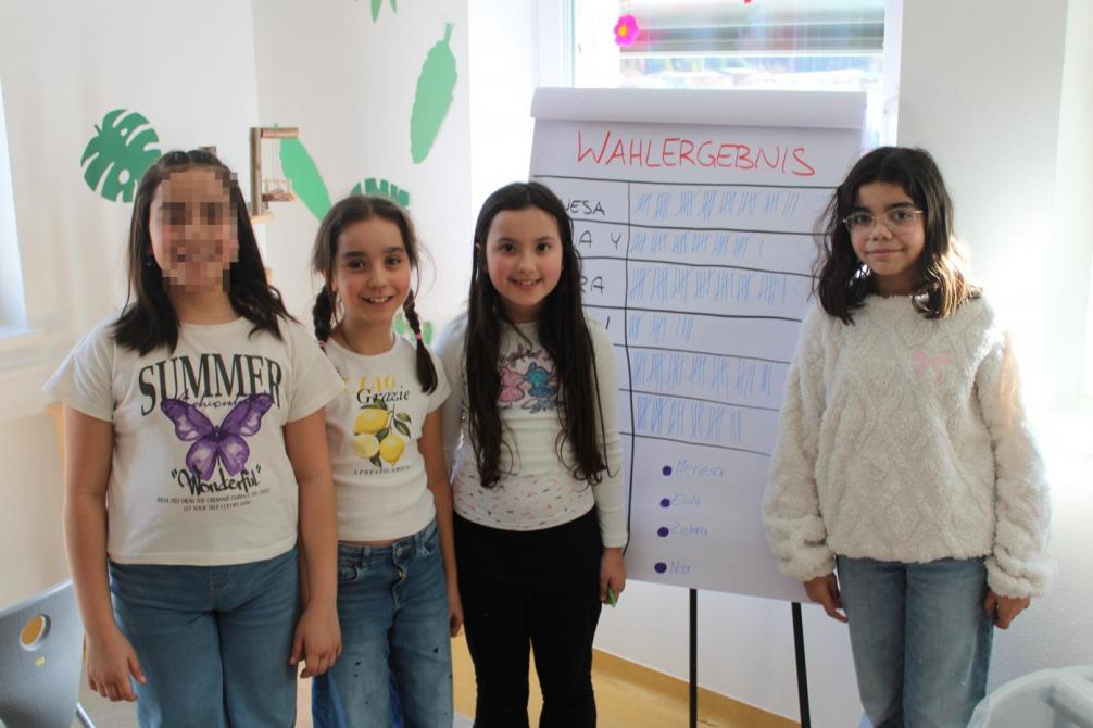 vier mädchen, die kandidieren