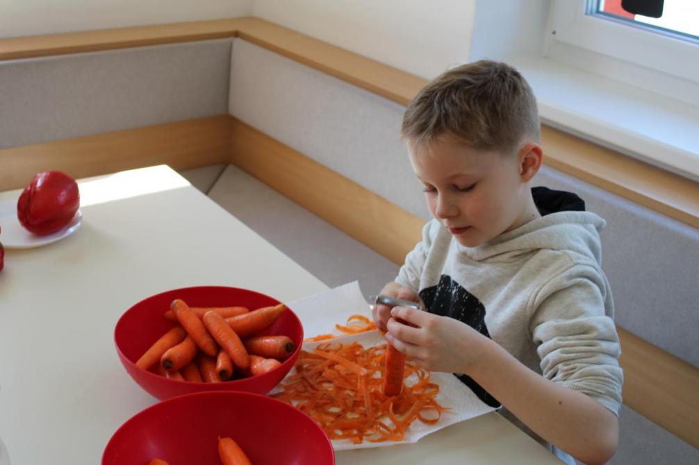 Lorenz beim Karotten schälen 