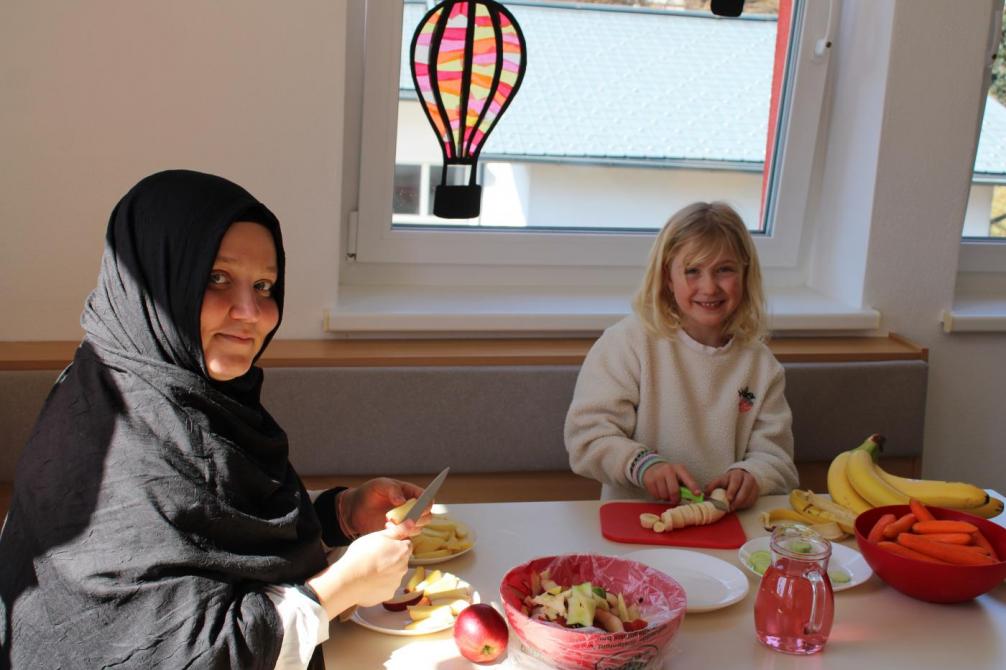 Merve und Lena beim Obst schneiden 