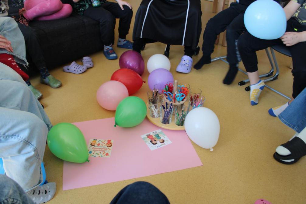 Luftballons und Plakat 