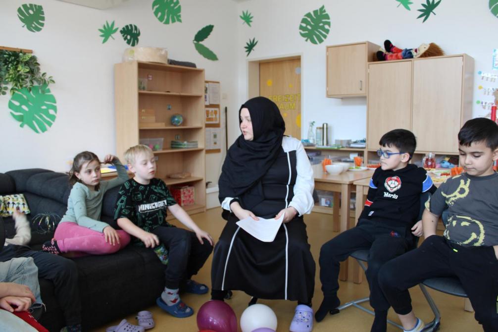 Kreis mit Merve und Kindern 