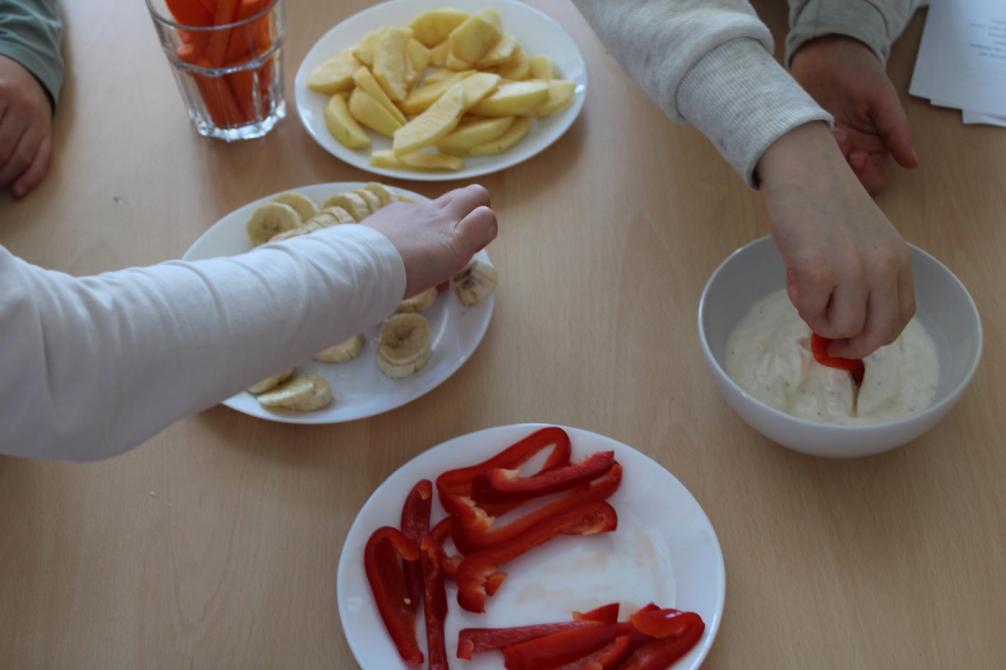 Kinder essen Jause