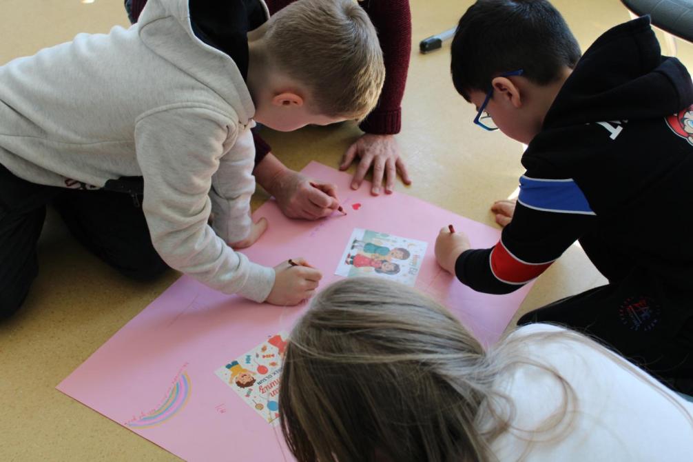 Kinder malen ein Plakat