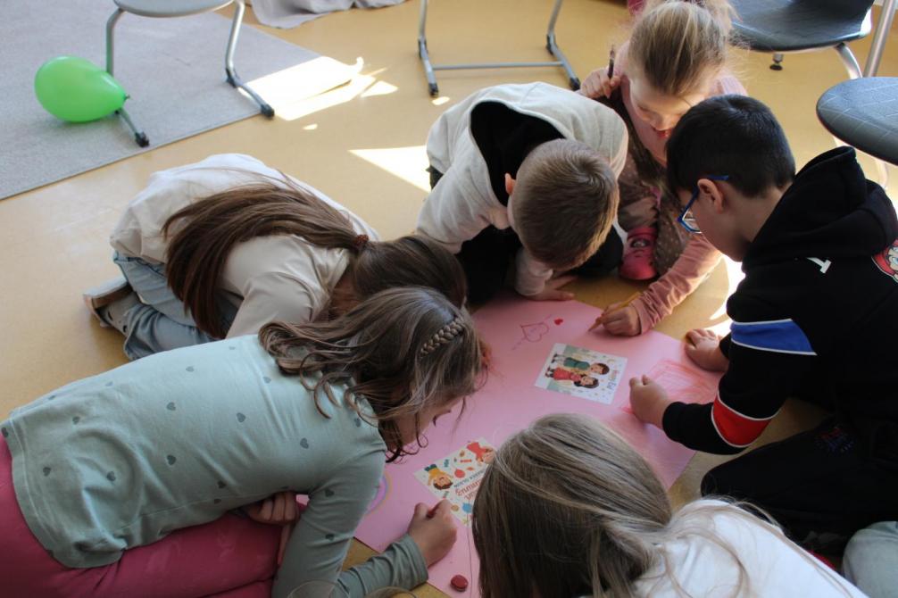 Kinder malen ein Plakat 2
