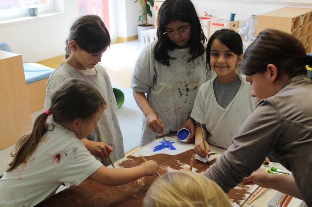 Kinder bemalen Untergrund