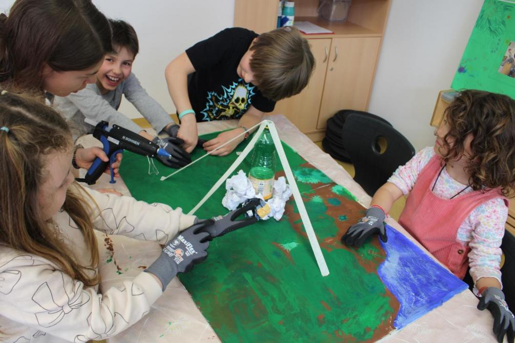 Mehrere Kinder bauen Gerüst