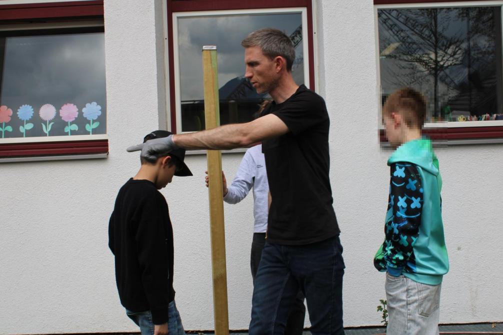 Kinder beim Bauen einer Staude