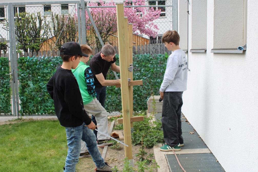 Kinder bauen Staude