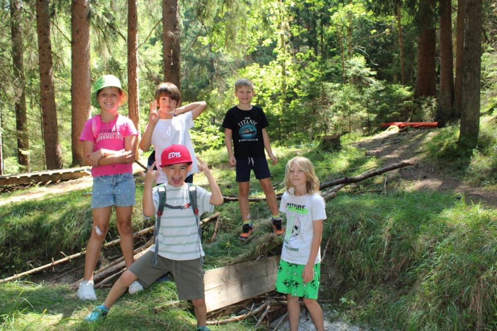 5 Kinder im Wald 