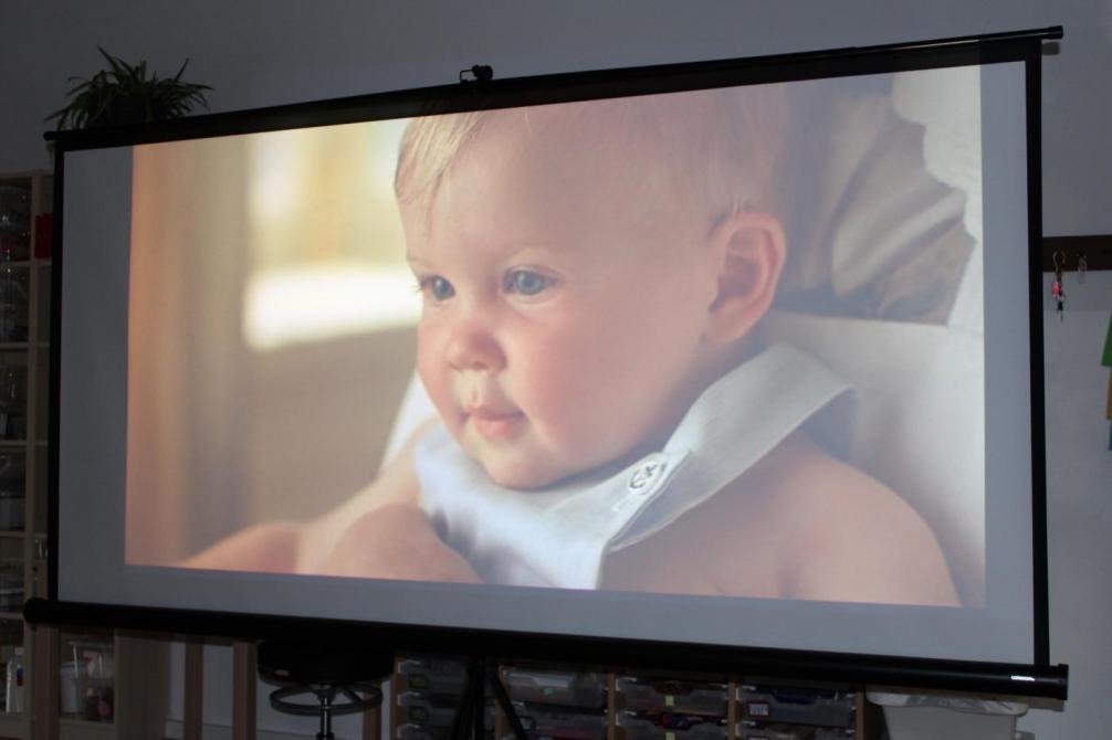 ein Baby auf der Leinwand 