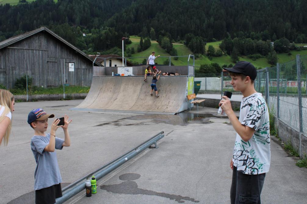 ein Kind filmt ein anderes Kind beim Berichten 