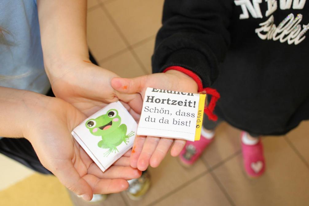 Wilkommensschokolade in Kinderhänden 