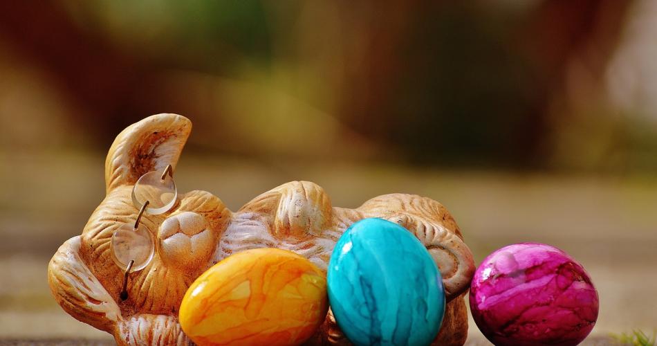 Schlafender Hase mit drei Ostereiern