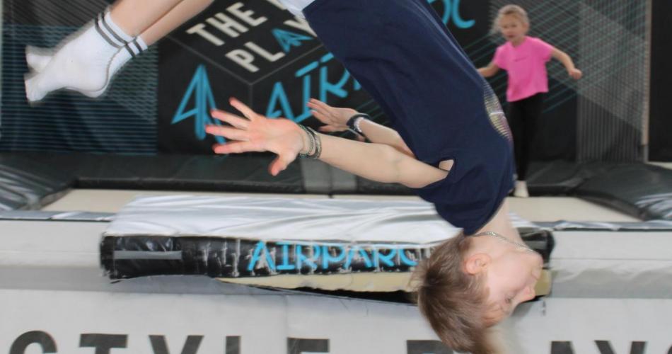 Junge macht eine Salto 