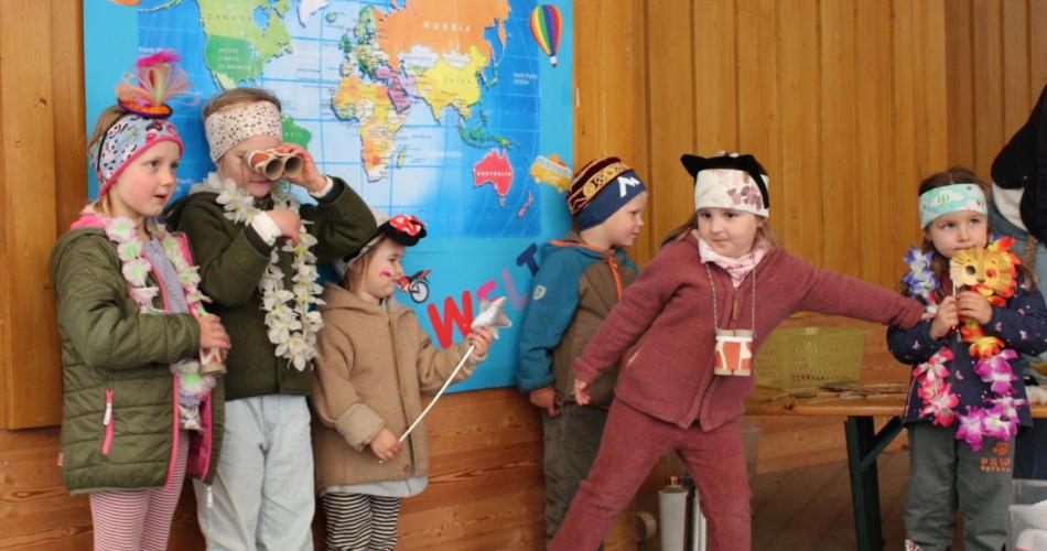 6 Kinder vor einem Foto-Hintergrund 