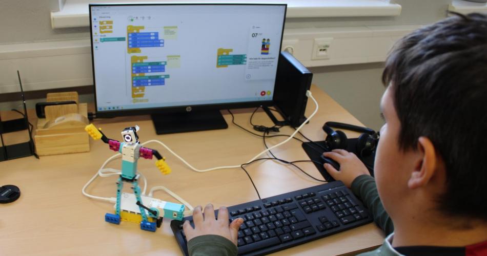 Kind beim Programmieren am Computer 