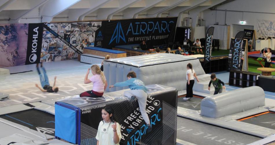 Kinder die im Freizeitpark hüpfen und klettern