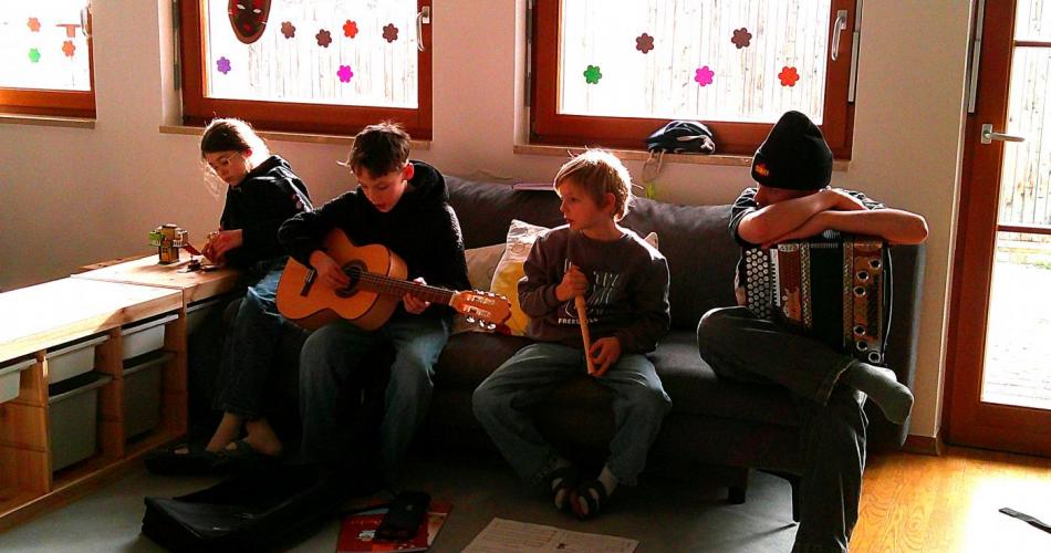 Kinder mit Instrumenten 