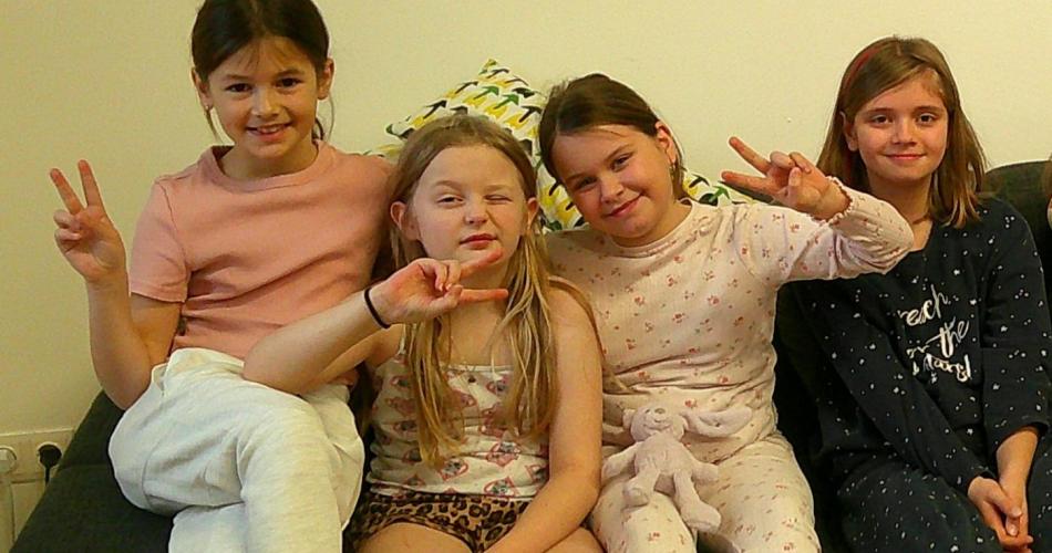 kinder mit pyjama auf der couch