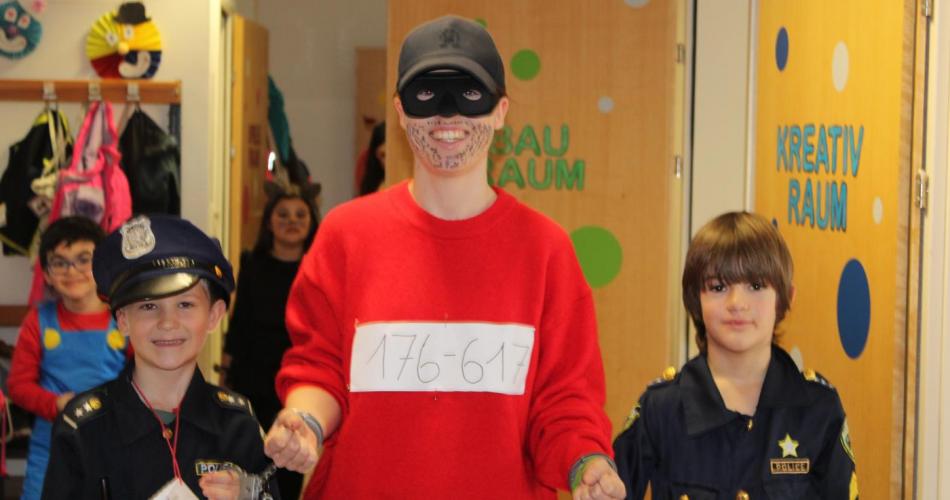 Dieb wird von zwei Polizisten verhaftet