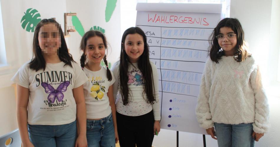 vier mädchen, die kandidieren