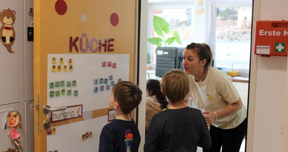 Martina mit Kindern an der Küchentür