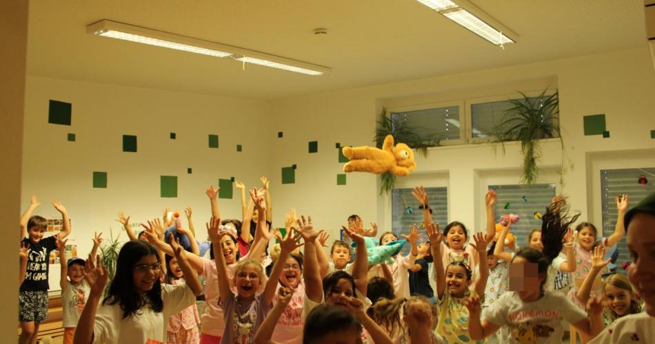 Kinder machen eine Tanzparty