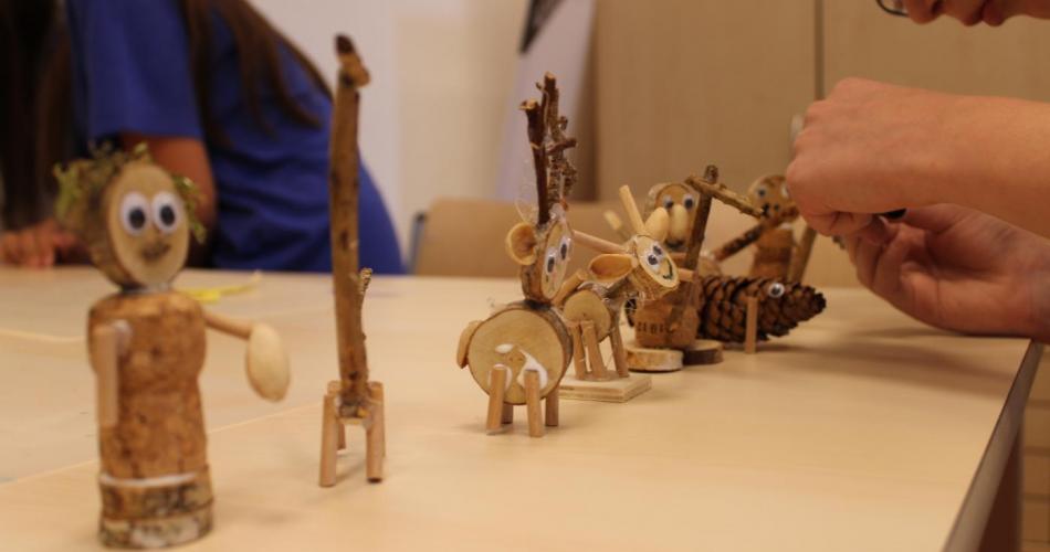Holzfiguren stehen auf dem Tisch