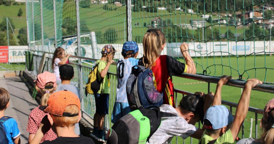 alle Kinder am Fußballplatz