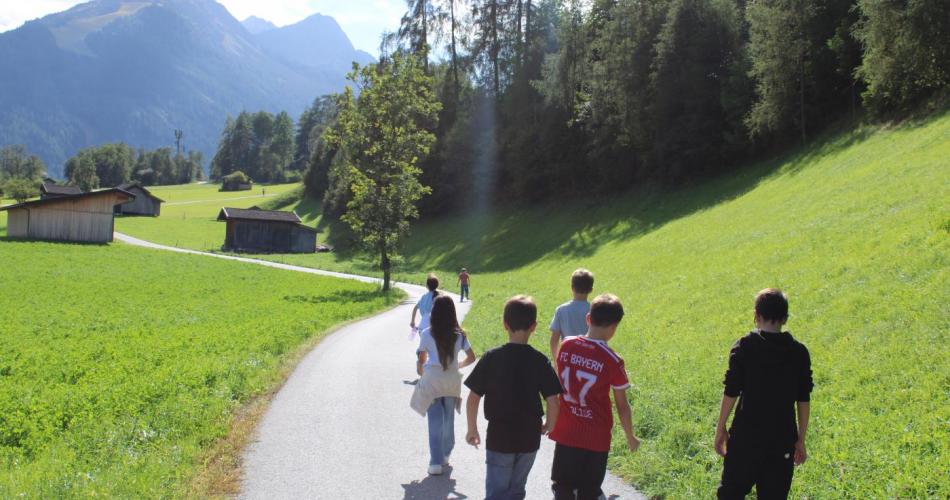 Kinder Spazieren in der Natur