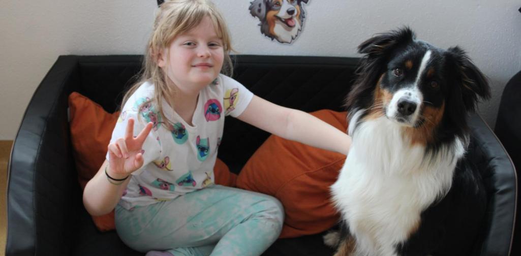 Sarah mit Begleithund Ally