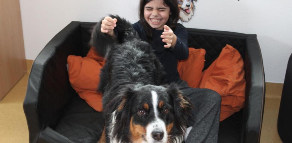 Zehra mit Begleithund Ally