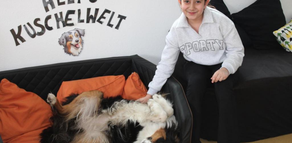 Nisa mit Begleithund Ally