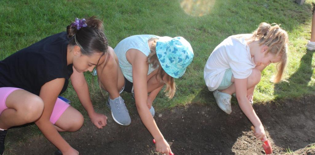 Mädchen Graben in der Erde