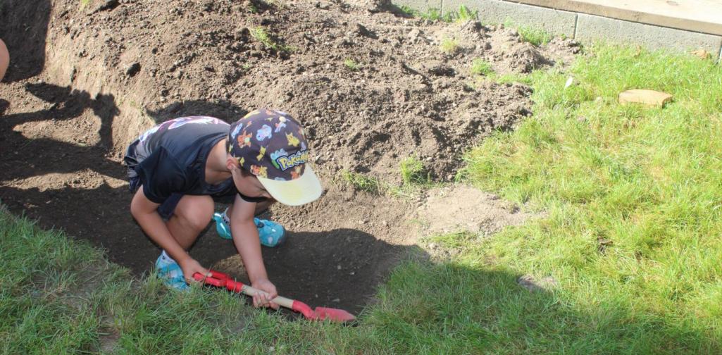 Junge gräbt in der Erde