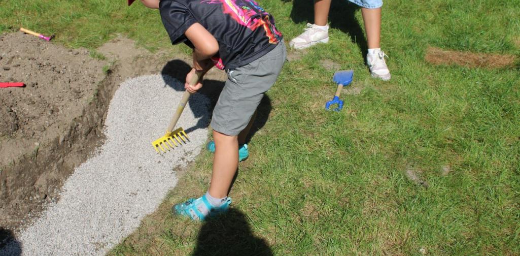 Junge bei Gartenarbeit