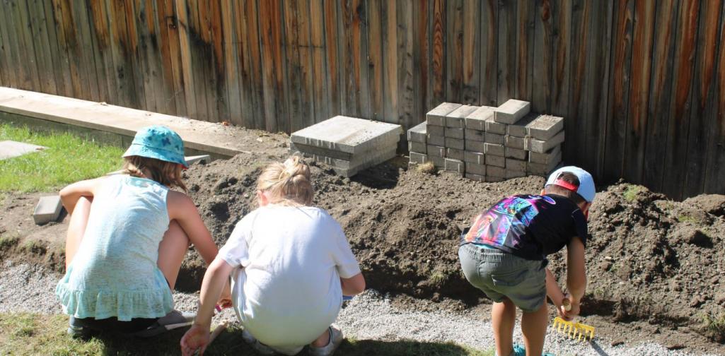 Kinder helfen beim gestalten unseres Barfußweges