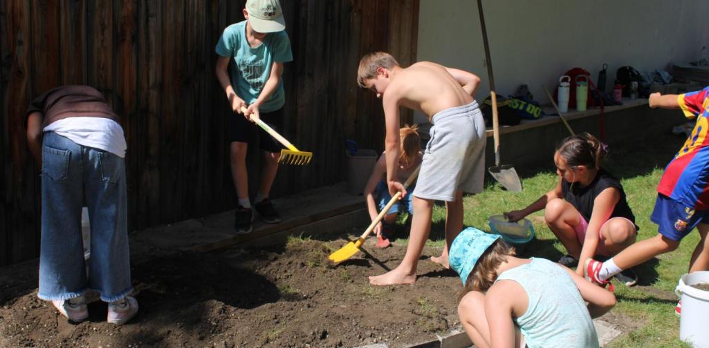 Viele Kinder helfen beim Barfußweg