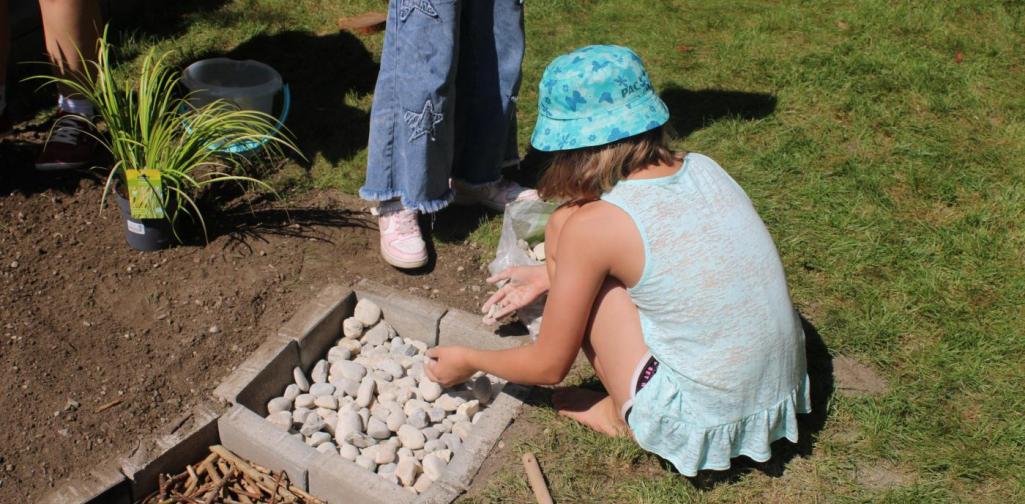 Befüllen des Barfußweges